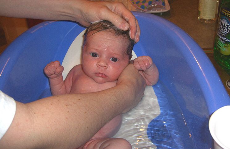 วิธีการอาบน้ำทำความสะอาดร่างกายทารก