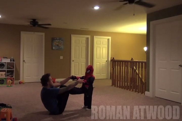 คลิปสามีแกล้งทำลูกตกจากชั้น 2 แต่ภรรยาไม่ขำด้วย! สามีแกล้งทำลูกตกจากชั้น 2