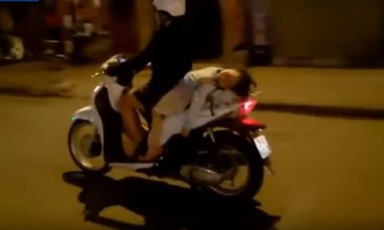 ช็อค!แม่ขี่มอเตอร์ไซค์โดยให้ลูกสาวนอนหลับหงายหลังไปบนเบาะ