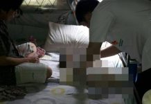 สุดเศร้า! แม่เผลอหลับ ตื่นอีกทีพบลูกวัย 7 เดือน หัวติดที่กั้นเตียงเสียชีวิต