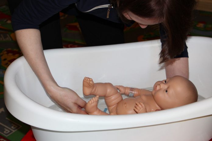 อาบน้ำให้ทารกแรกเกิด